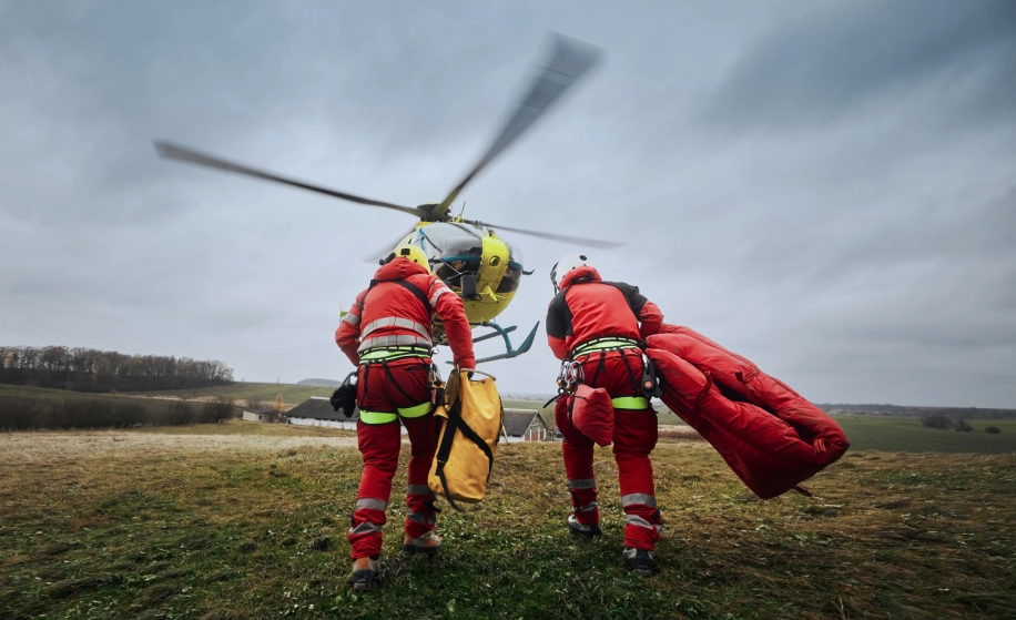 medisch personeel en helikopter