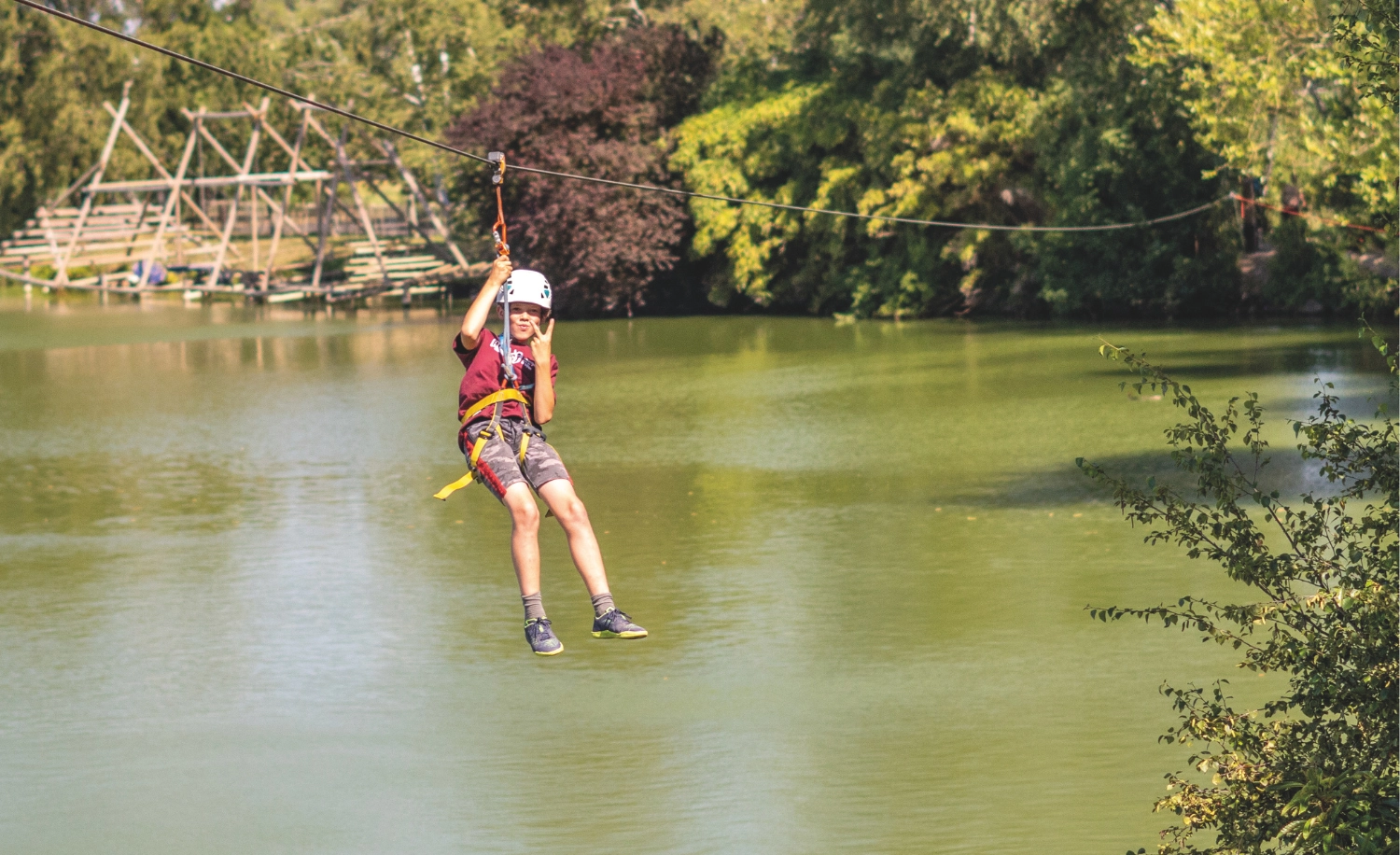 jongen op zip-line