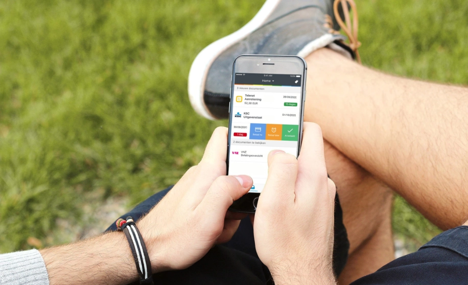 man op mobiele app doccle