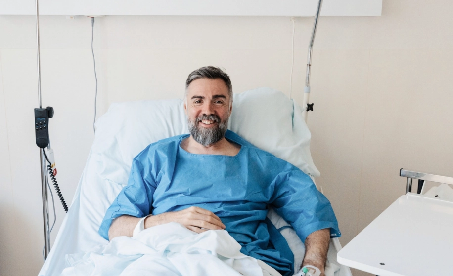 man in ziekenhuisbed