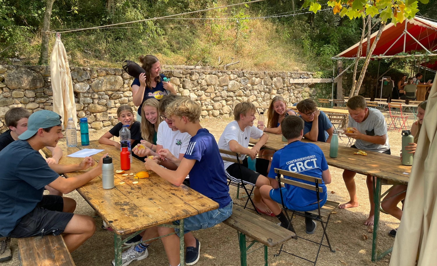 jongeren buiten aan tafel