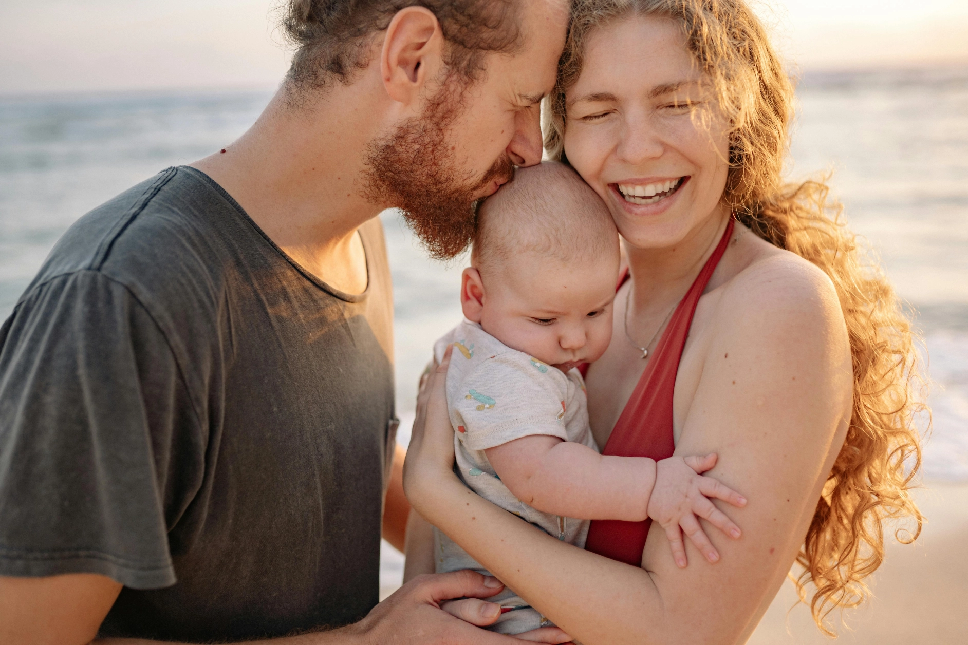 gezin met baby op het strand
