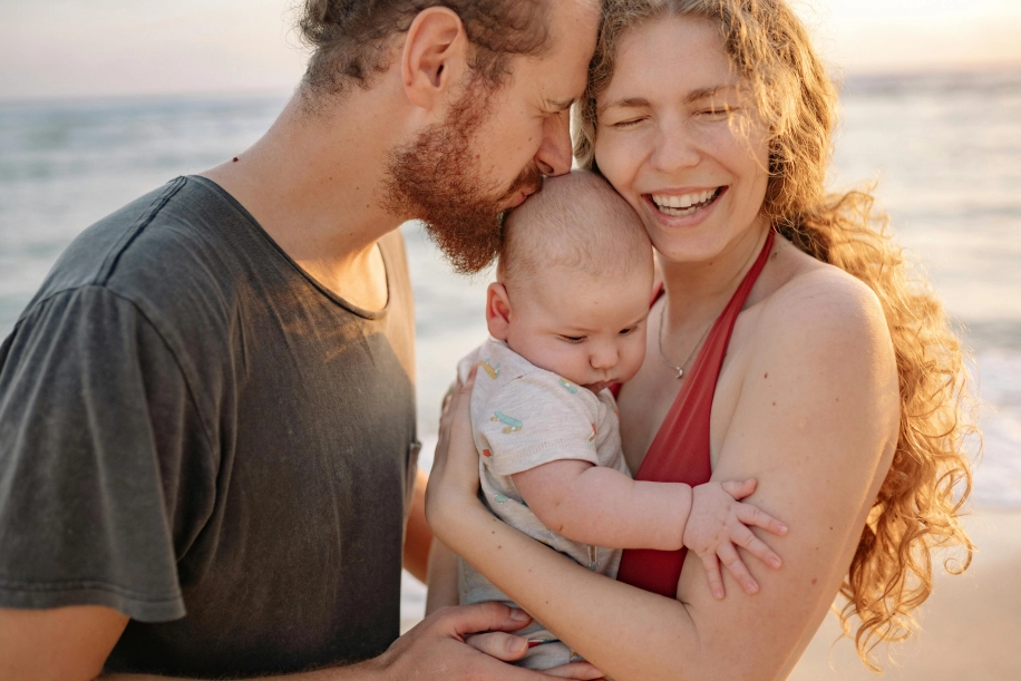 gezin met baby op het strand