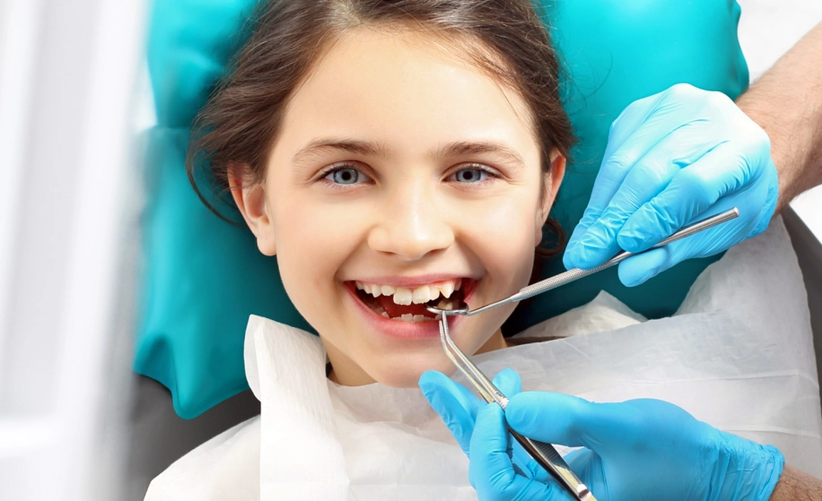 meisje bij de tandarts