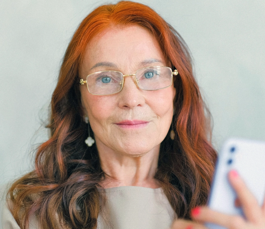 Mature vrouw met mobiele telefoon