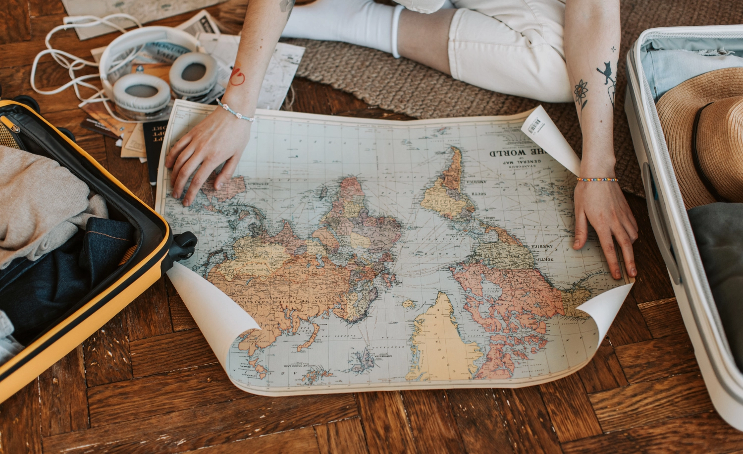persoon die op een wereldkaart kijkt