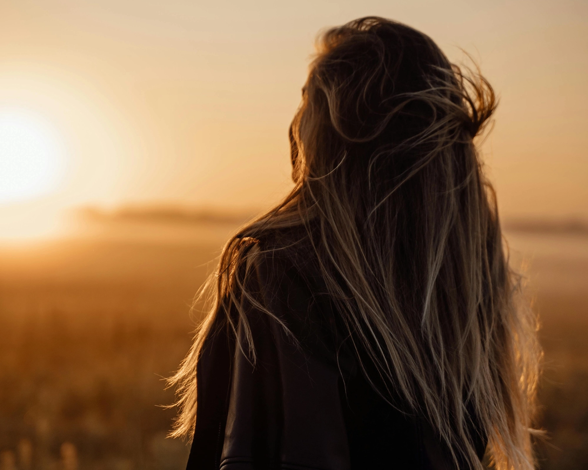 vrouw kijkt naar zonsopgang