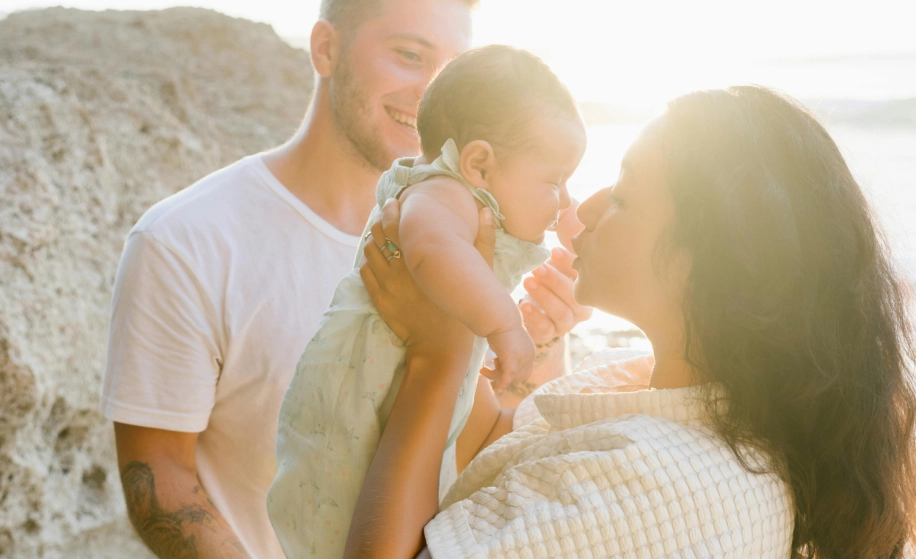 ouders met baby aan zee