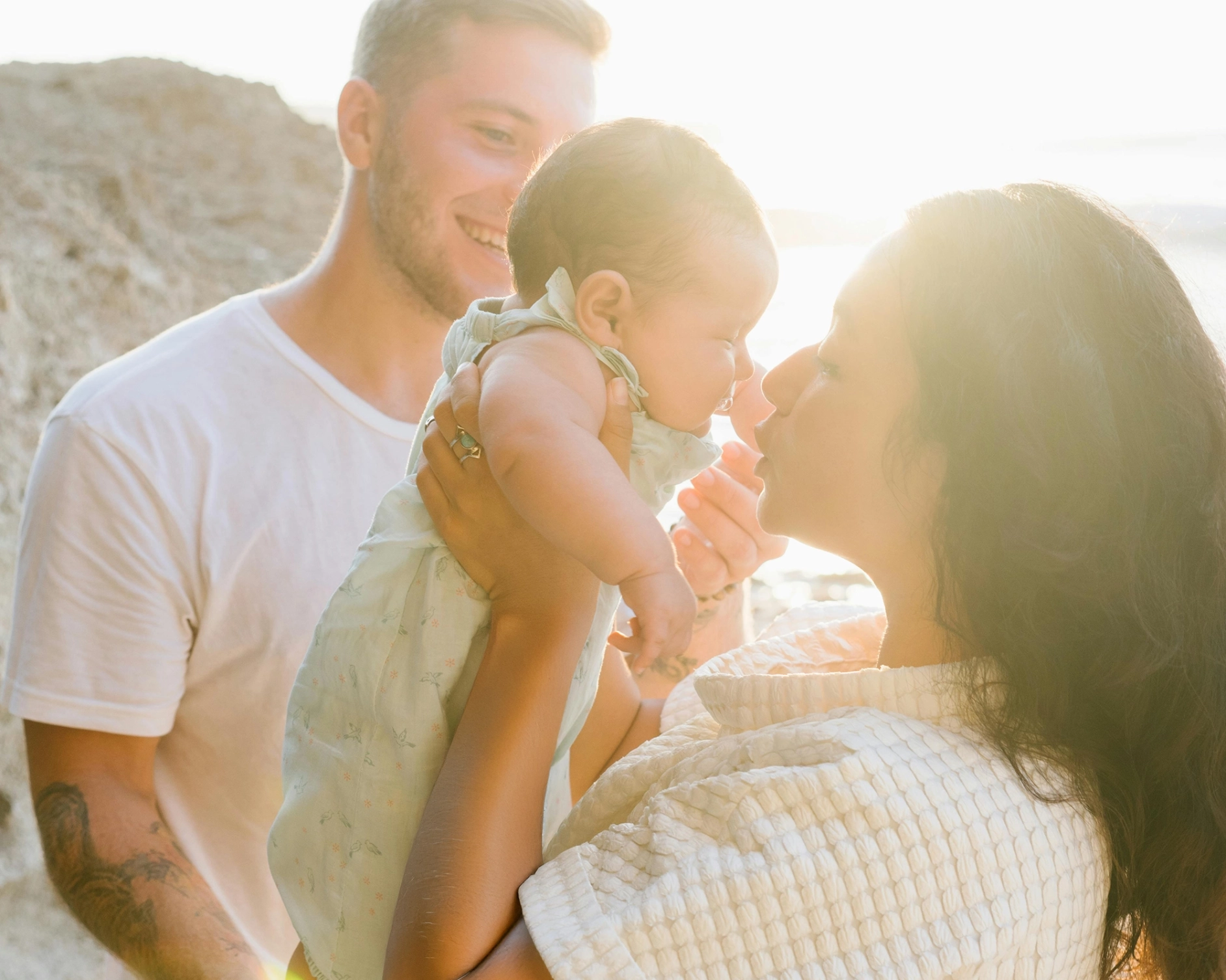 ouders met baby aan zee