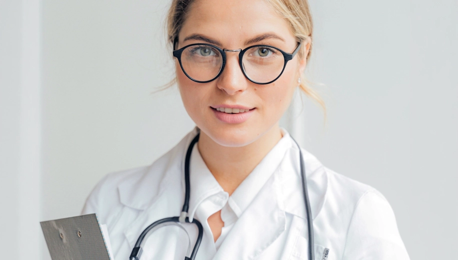 vrouwelijke arts kijkt in de lens