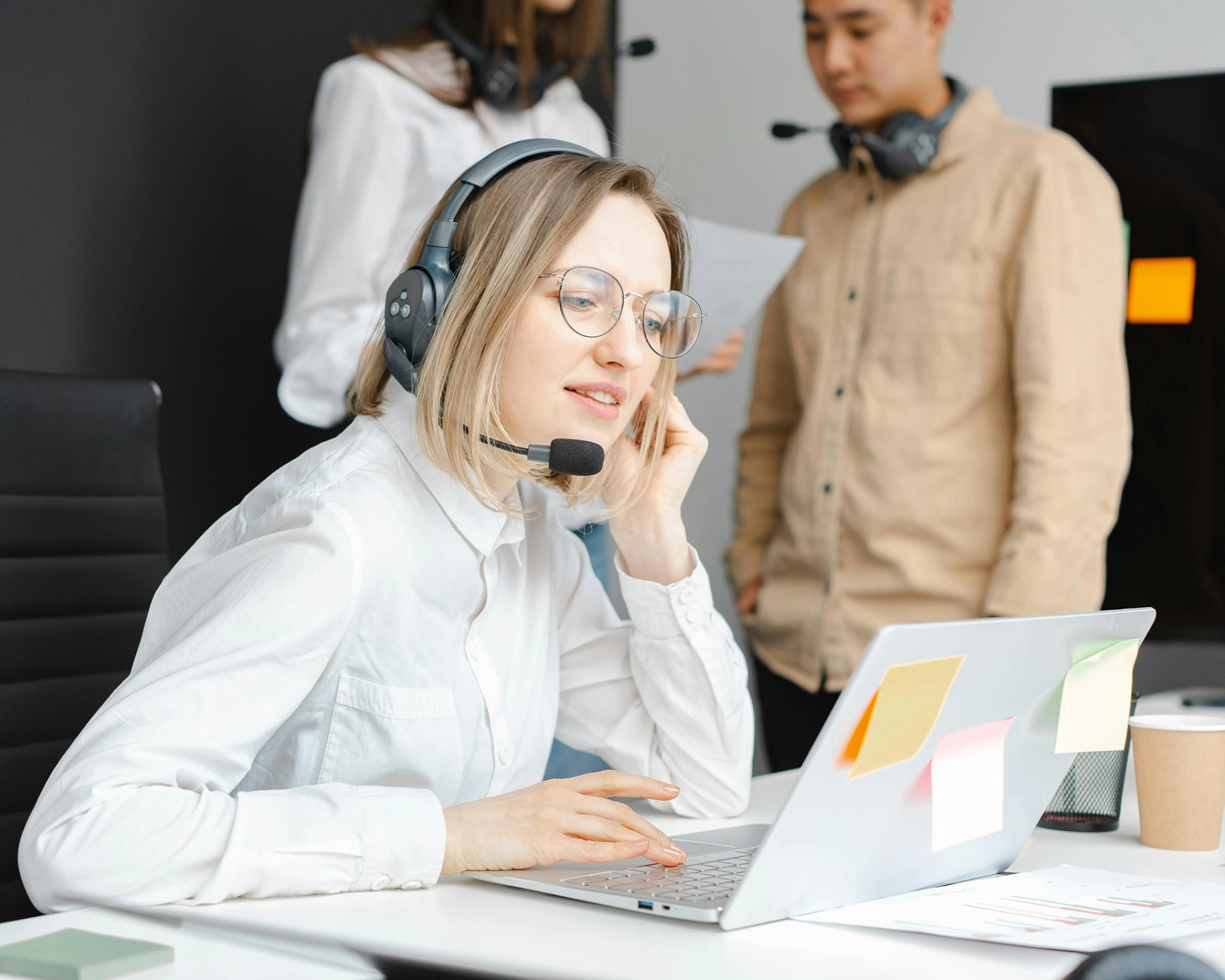Vrouw neemt telefoon aan