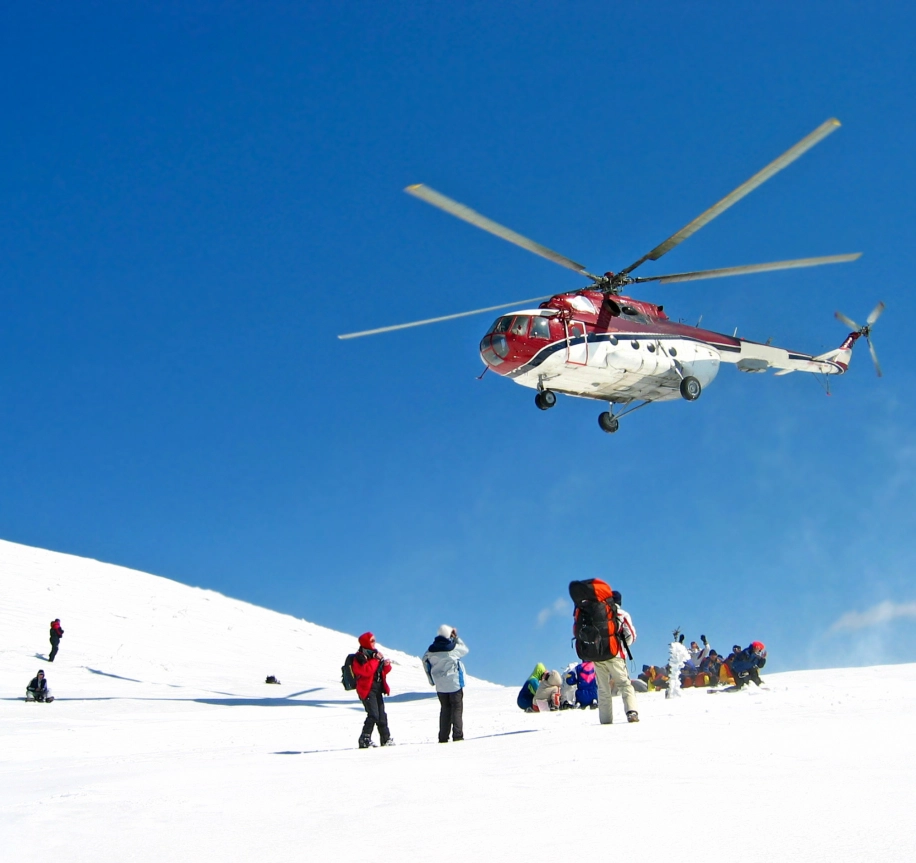 Helikopter boven een skipiste